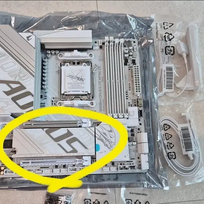 기가바이트 B850m Arous Ice SSD 방열판