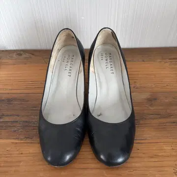 MARGARET HOWELL 블랙 가죽 하이힐