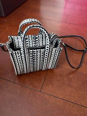 흑백 문자 프린트 숄더백