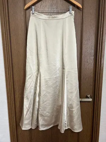 [ MOUSSY ] 마우지 새틴 플레어 스커트 베이지 1 사이즈