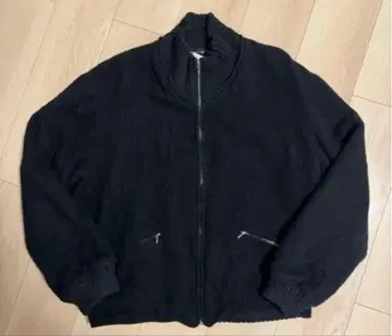 agnes b. 울 하이넥