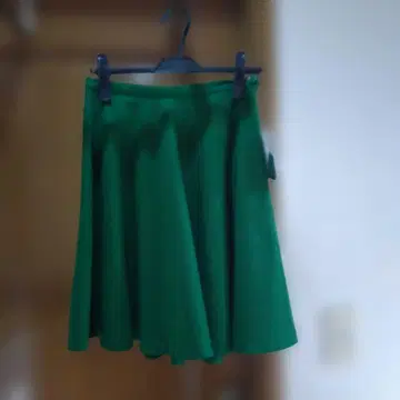 그린 컬러 플레어 스커트 무릎 기장