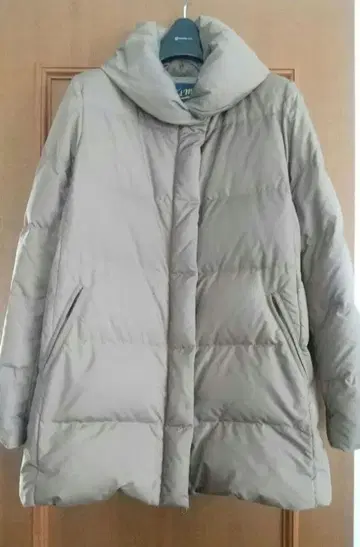 앵글로벌샵 포드밀스의 다운 자켓 미들 기장 베이지