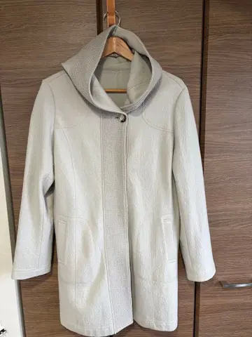 후드 부착 라이트 그레이 롱 코트