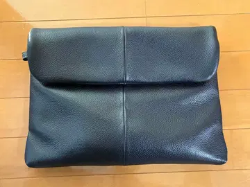 네이비 컬러 가죽 클러치백 스트랩 포함