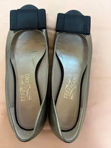 Ferragamo 이 골드 플랫슈즈 8C