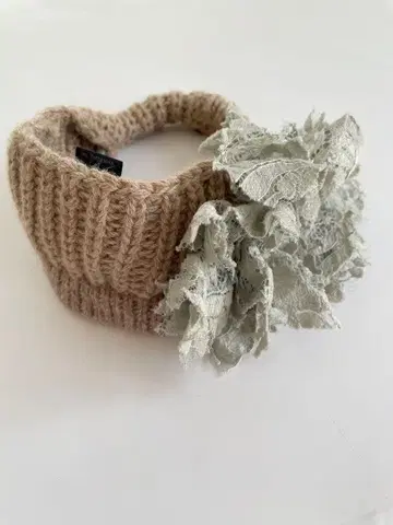 니트 헤어밴드 꽃 장식 포함 베이지