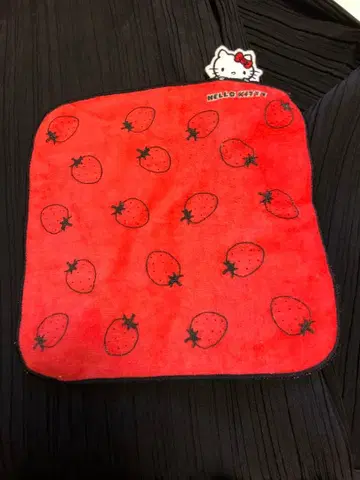 헬로키티 딸기 무늬 타월