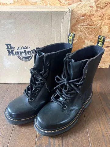 새상품급 박스 있음 23.5cm 닥터마틴 8홀 블랙 부츠
