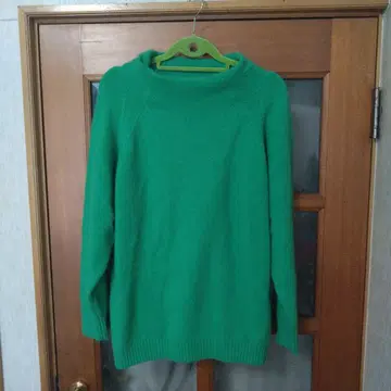 그린 컬러 니트 긴팔 스웨터