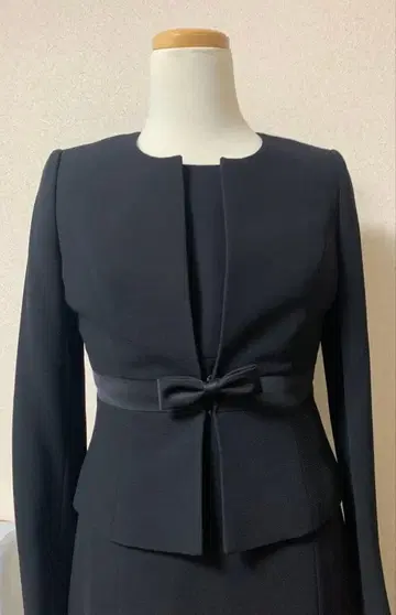 블랙 원피스 수트 (리본 포함)