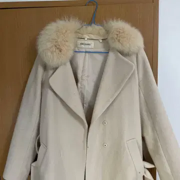 퍼 달린 크림색 롱 코트