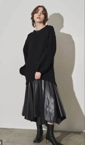 ELENDEEK 소재 믹스 라운드 헴 티셔츠 원피스 블랙