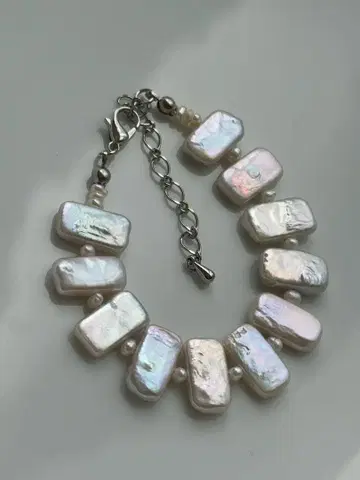 담수 펄 레인보우 컬러 메탈릭 화이트 렉탱글 바로크 팔찌