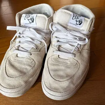 VANS 하프캡 화이트 스니커즈