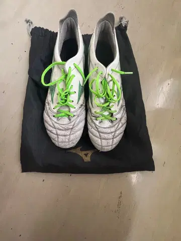 미즈노 축구화 화이트/그린