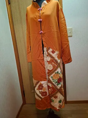 이로도메소데에서 영감을 받은 아오자이풍 코트