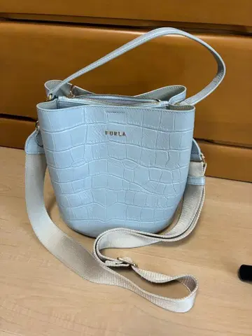 FURLA 라이트 블루 숄더백