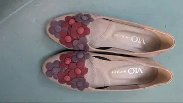 OTA 꽃 모티브 플랫슈즈 베이지