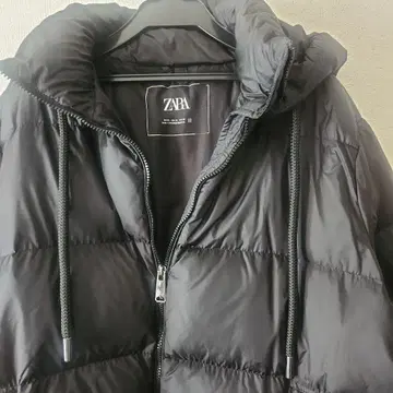 ZARA 블랙 다운 자켓 후드 부착