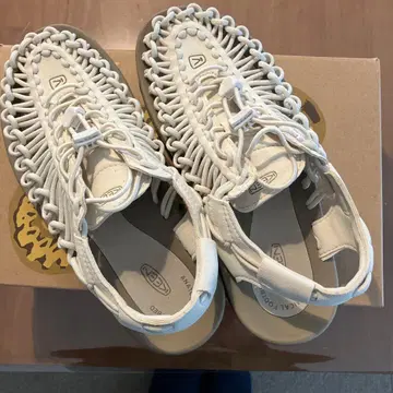 KEEN UNEEK 샌들 화이트 24.5