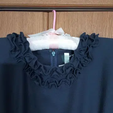 프릴 넥 블랙 원피스