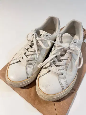 VEJA 화이트 가죽 스니커즈