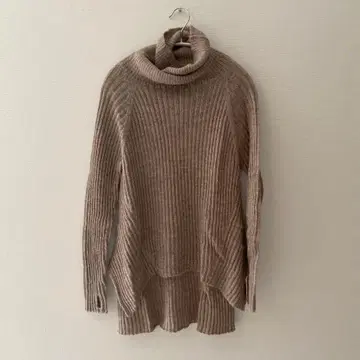 리브 편직 터틀넥 스웨터 베이지