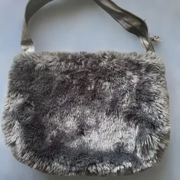 패밀리어 플러스 블랙 퍼 숄더백