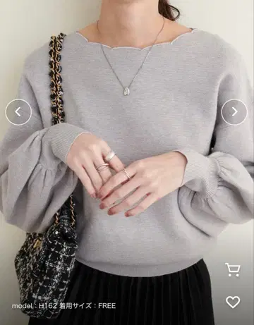 내추럴 꾸뛰르 넥라인 자수 스캘럽 니트