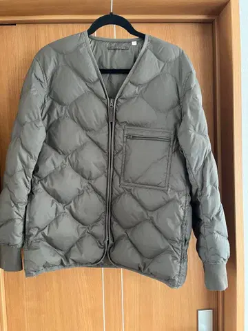 유니클로 리사이클 다운 자켓 다크 그린 M 사이즈