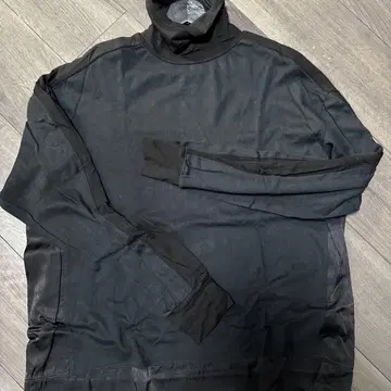 BRU NA BOINNE 터틀넥 니트