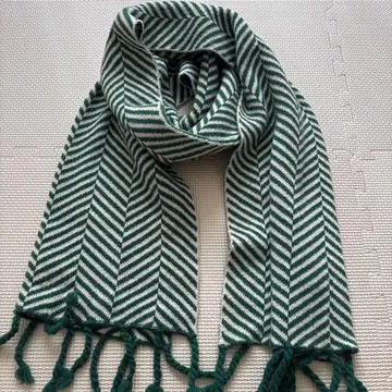 헤링본 패턴 머플러 그린과 화이트