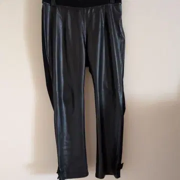 리본 포함 블랙 가죽풍 팬츠