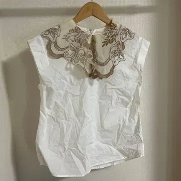 AMERI 자수 장식 화이트 슬리브리스 셔츠