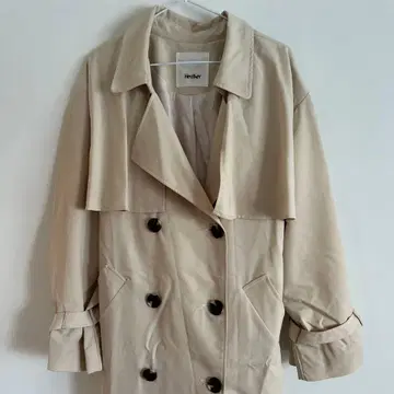 베이지 더블 브레스트 트렌치코트