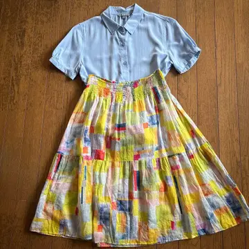 스카이블루 반팔 셔츠와 컬러풀 스커트 세트