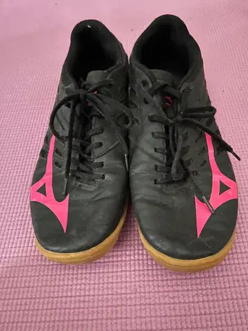 미즈노 풋살화 블랙/핑크