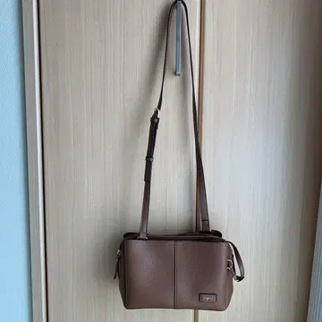 브라운 숄더백 파우치 포함