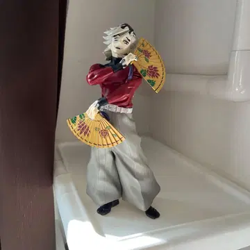 부채를 든 빨간색 의상의 피규어