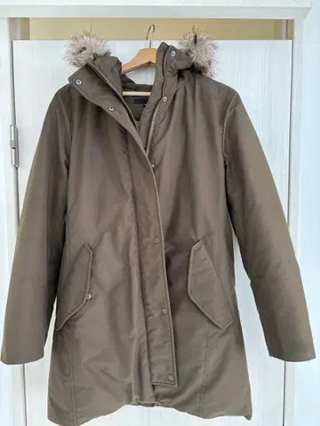 올리브색 후드 부착 롱 다운 자켓