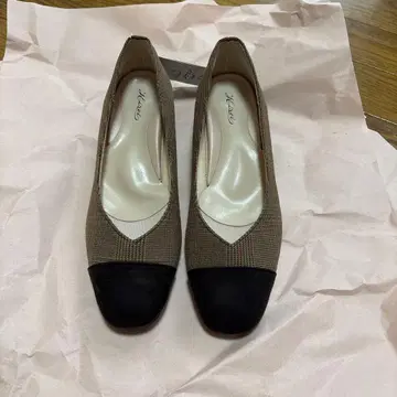 토캡이 달린 하이힐 펌프스