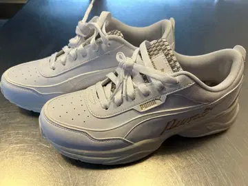 Puma 화이트 스니커즈 미사용