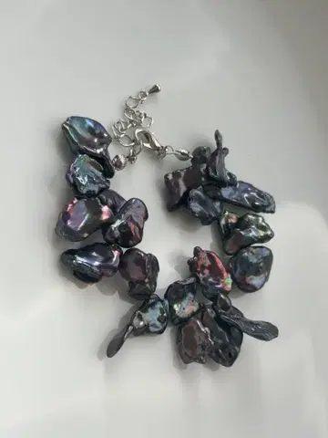 담수 펄 메탈릭 블랙 페탈 꽃잎 레어 팔찌