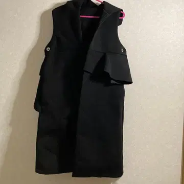 후드 부착 롱베스트 프릴 블랙