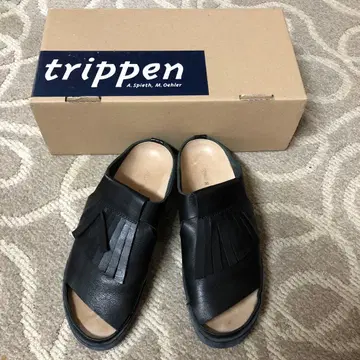 트리펜의 블랙 샌들 타입 신발입니다.