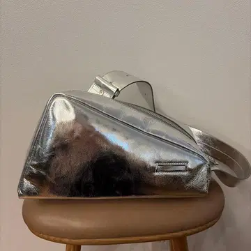 언스리드 불규칙 트라이앵글 가죽 백