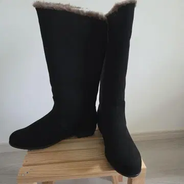 퍼 달린 블랙 스웨이드 롱 부츠