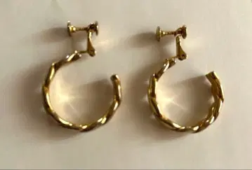 골드 트위스트 디자인 귀찌 약 3cm