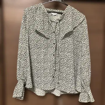 새상품급 슬로브 이에나 꽃무늬 프릴 긴팔 블라우스